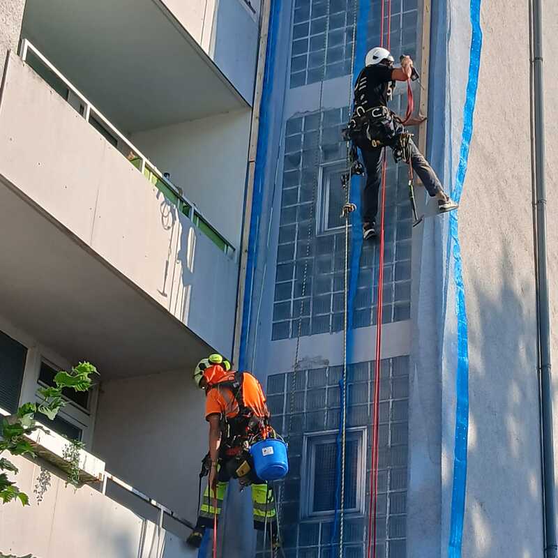 Fassadensicherung mittels Seilzugangs- und Positionierungstechnik (SZP).