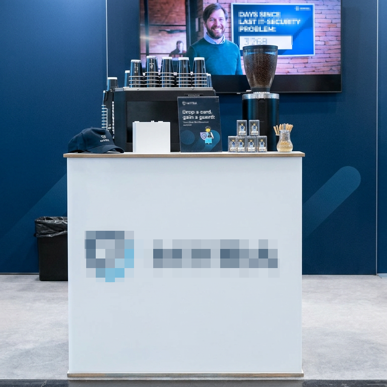Unsere weiße, individuell bedruckte LED-Theke in Kombination mit der SanRemo Zoe Compact
