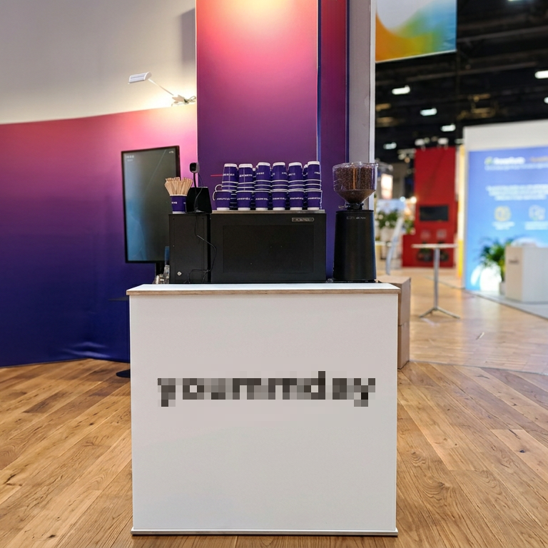 Unsere individuell bedruckte LED-Theke mit SanRemo Zoe Compact und Kaffeedrucker für ein einzigartiges Kaffeeerlebnis mit personalisierten Getränken