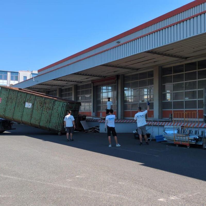Gewerbeentrümpelung Depot Niedernberg: KMM-Team beim Verladen