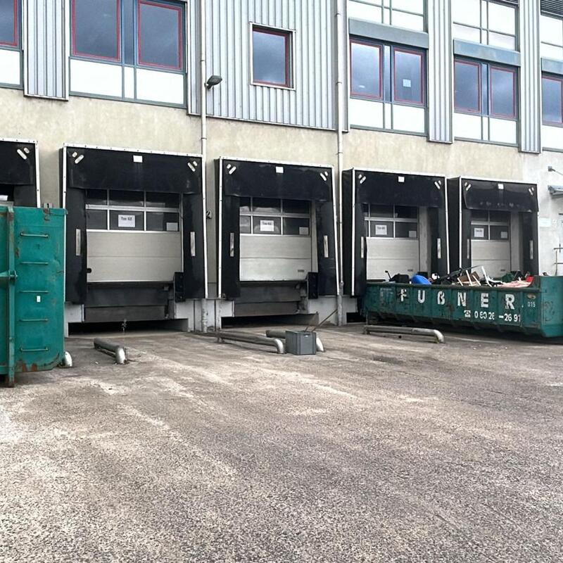 Gewerbeentrümpelung Depot Niedernberg: Container an der Laderampe
