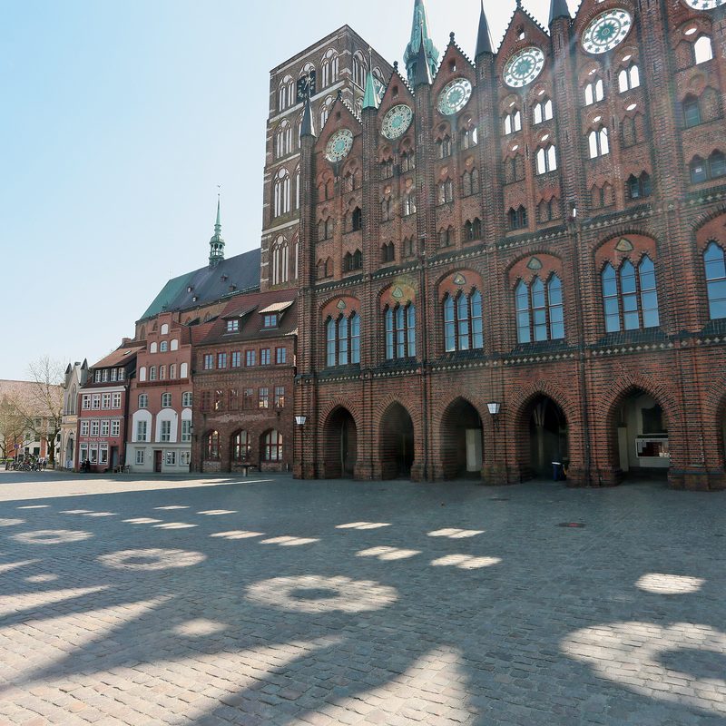 Rathaus und Schattenspiele auf dem Alten Markt