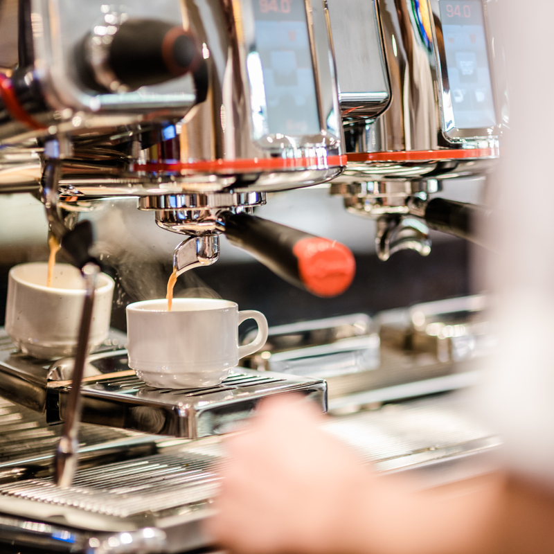 Barrista in der Brasserie mit Kaffee unserer eigenen Rösterei "Kontor Stralsund"