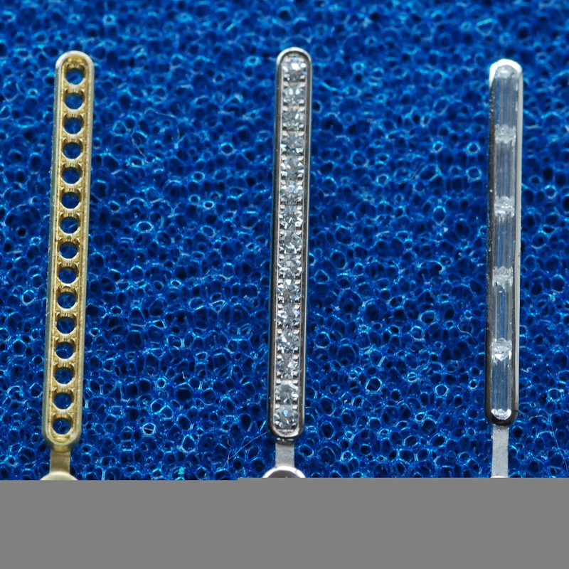 Wir sind spezialisiert auf die Fertigung von hochwertigen 3D-Stahlzeigern, von Hand gefertigt und thermisch gefärbt