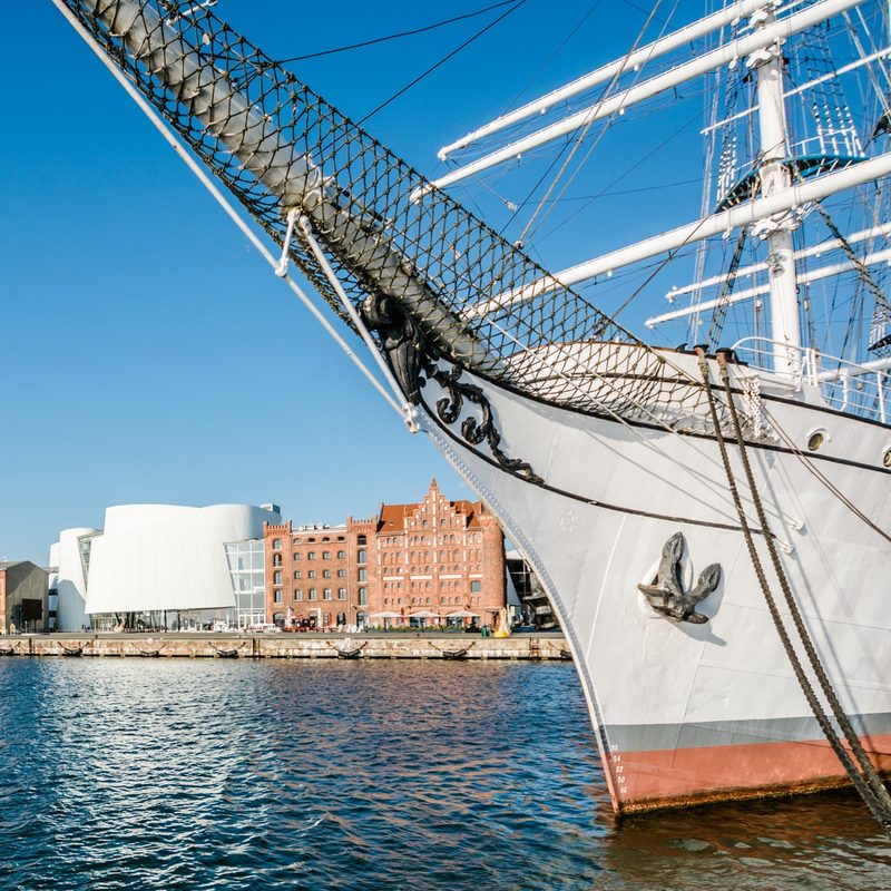 Gorch Fock (1) und Ozeaneum im Hintergrund