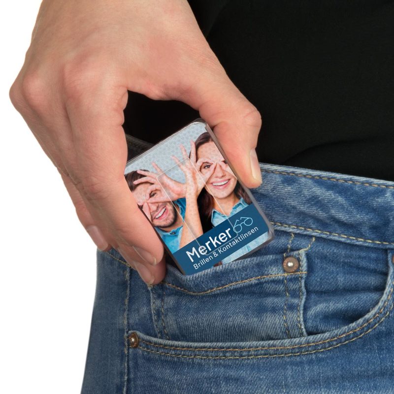 einigungskarte wird in die Hosentasche gesteckt