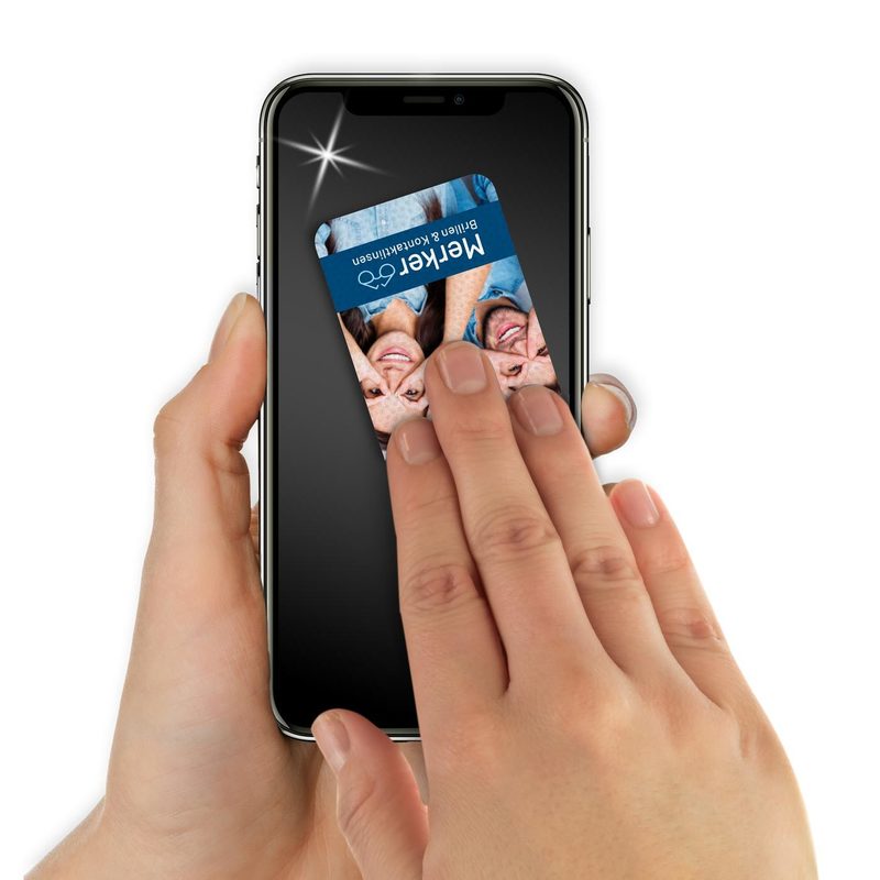 Reinigungskarte reinigt Smartphone-Display