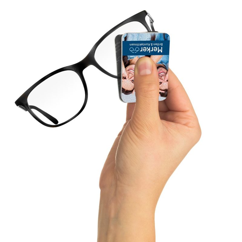 Reinigungskarte wischt Brillenglas sauber