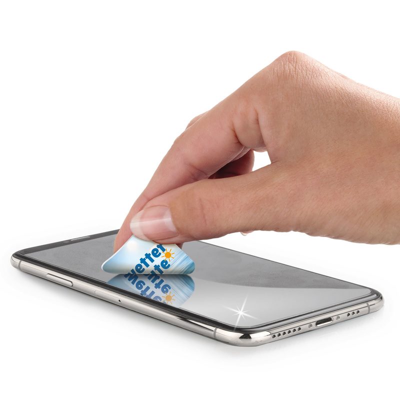 Reinigungspad wischt Smartphone-Display sauber
