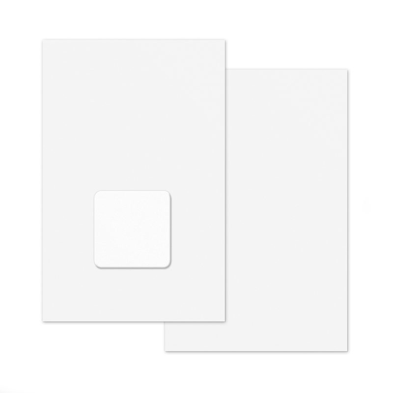 Weißes Reinigungspad auf neutraler Trägerkarte