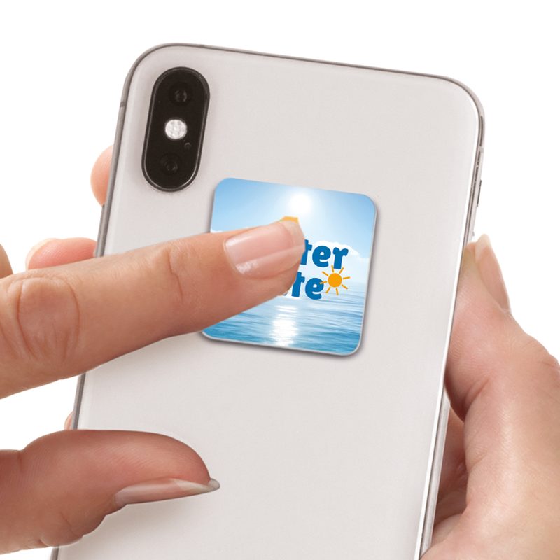 Reinigungspad ist auf Smartphone-Rückseite angebracht