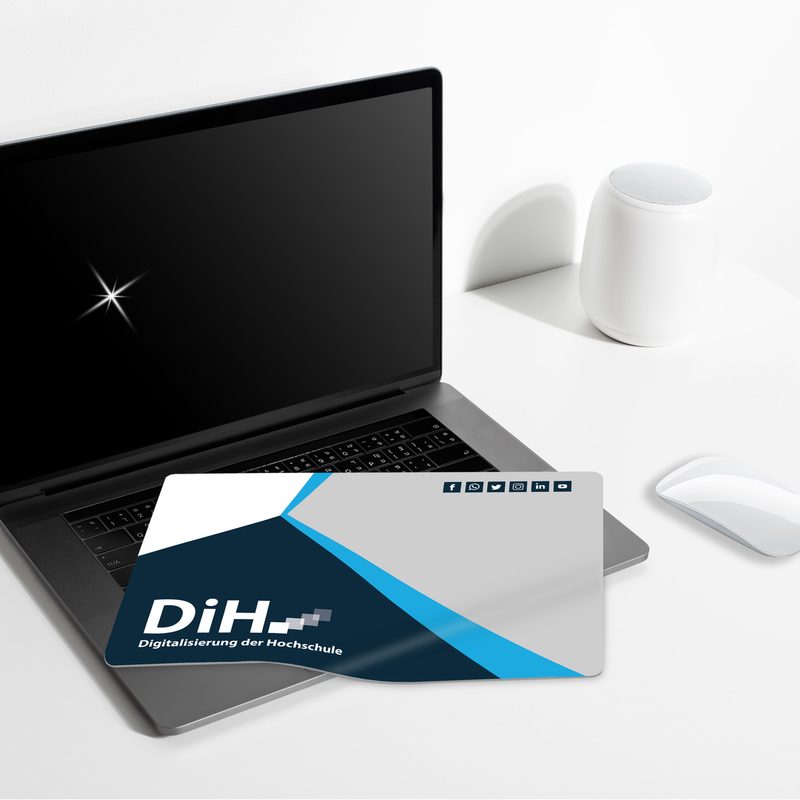 Reinigungstuch auf Laptop abgelegt