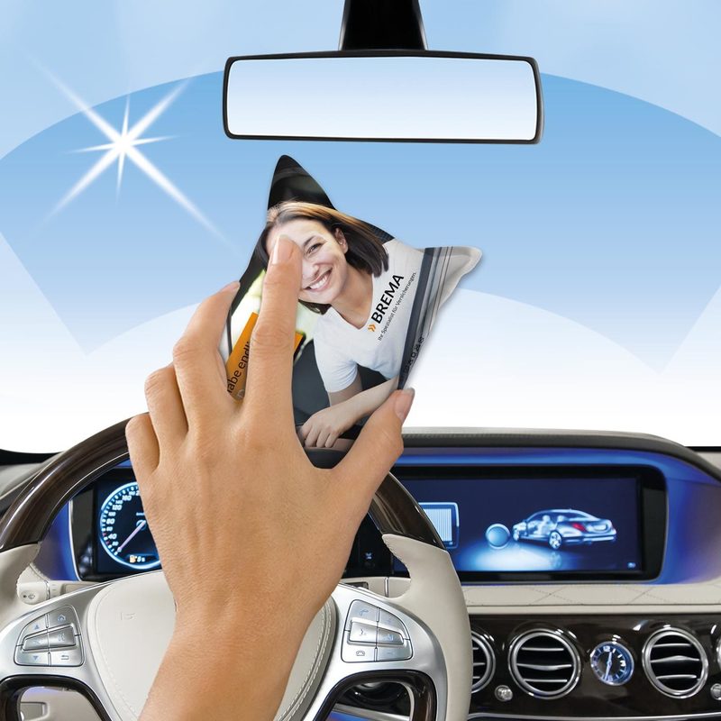 Hand reinigt Autoscheibe mit Werbekissen