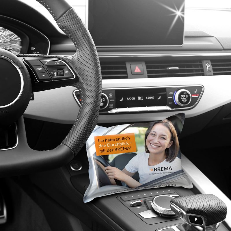 Reinigungskissen mit Werbeaufdruck liegt auf Mittelkonsole