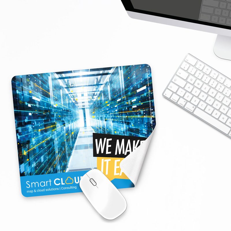 Werbetuch dient als Mousepad neben Tastatur