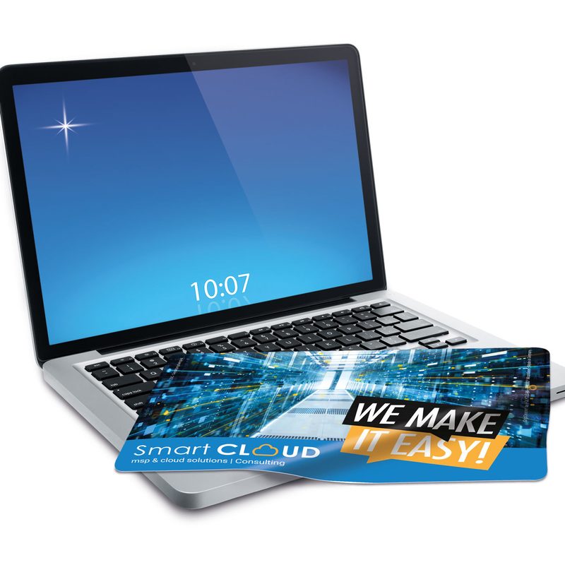 Werbetuch liegt vor Laptop mit blauem Bildschirm