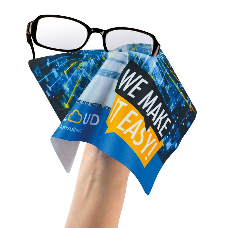 Reinigungstuch wischt Brillengläser sauber