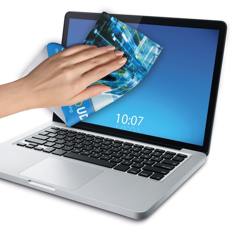 Reinigungstuch wischt Laptopbildschirm