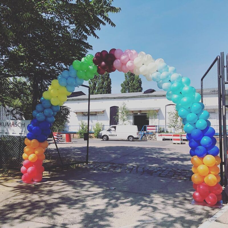 Ballonbogen bestellen als Hochzeitsdeko für die Leuchtbuchstaben