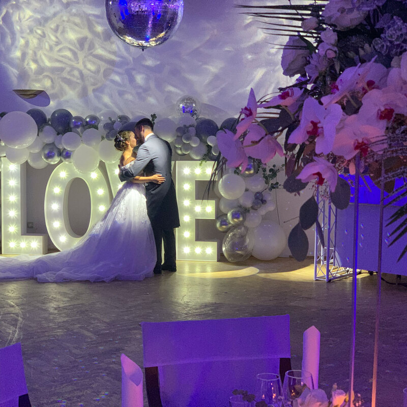 XXL Love Leuchtbuchstaben mieten