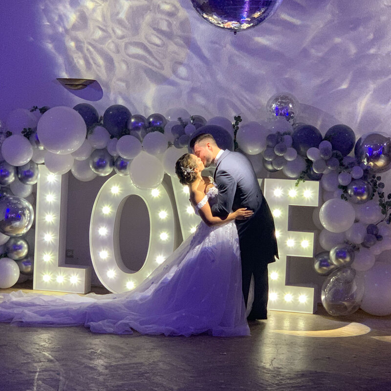 Love Leuchtbuchstaben mieten als Hochzeitsdeko - Dekoverleih Beriln