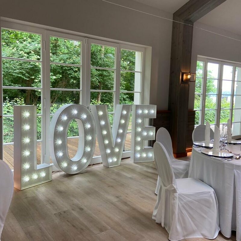 Leuchtbuchstaben Love mieten - Hochzeitsdeko I Dekoverleih Berlin
