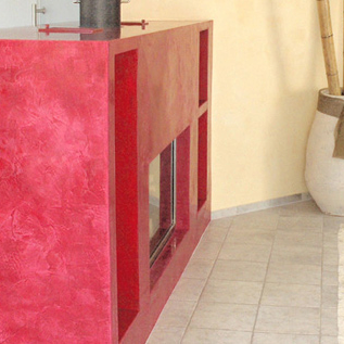 Roter Kamin mit glänzender Putztechnik