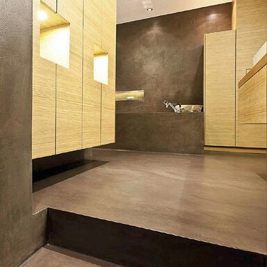 Wohnraum mit fugenlosem Boden in Braun