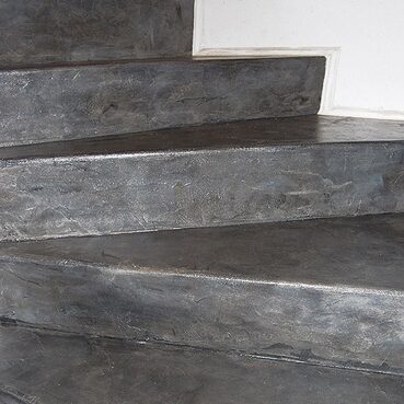 Treppe mit dunkler Betonoptik