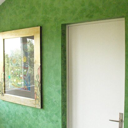 Grüne Spachteltechnik mit Tür und Bild