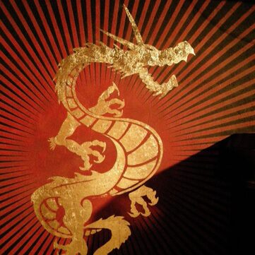 Goldener Drache auf rotem Hintergrund