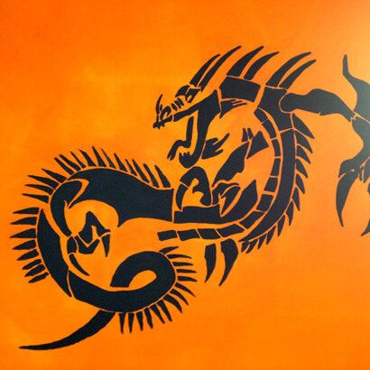 Orangene Wand mit schwarzem Drachenmotiv