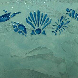 Dekorative Wand mit maritimen Motiven in Blau