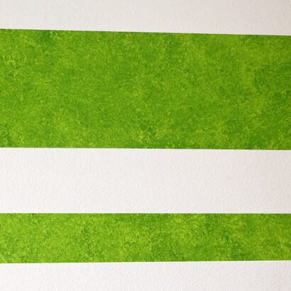 Grüne Streifen auf weißer Wand