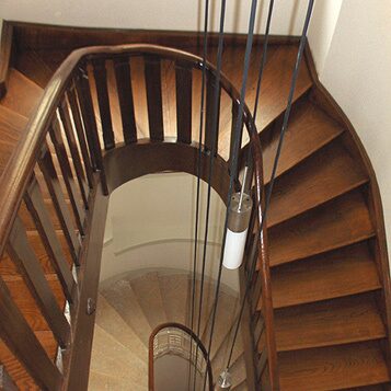 Holztreppe im Treppenhaus von oben fotografiert
