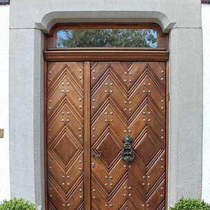 Holztür mit dekorativen Nägeln