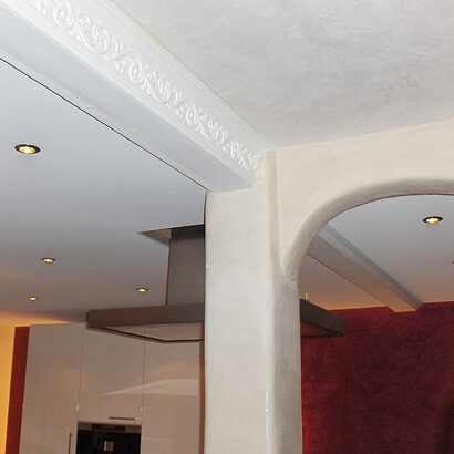 Stuckverzierte Decke mit Rundbogen in Küche