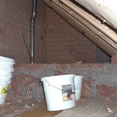 Dachboden mit Farbeimern und Bauschutt