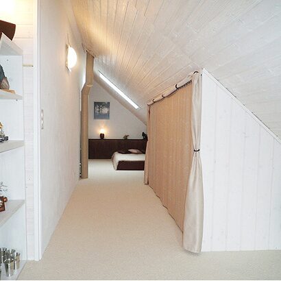 Ausgebautes Dachgeschoss mit Vorhangabtrennung