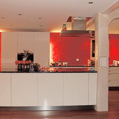 Moderne Küche mit rotem Wandakzent
