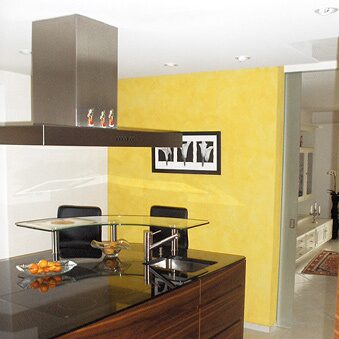 Essbereich mit gelber Akzentwand