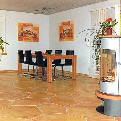 Essbereich mit Natursteinboden und Kamin