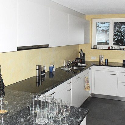 Helle Küche mit gelber Spachteltechnik