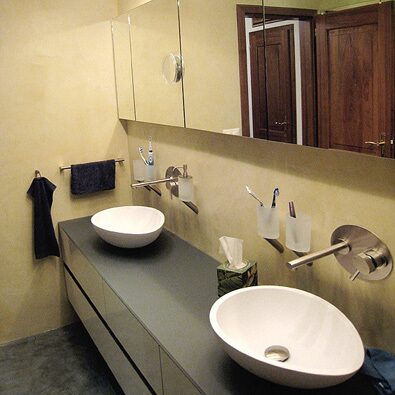 Modernes Bad mit gelber Wandgestaltung