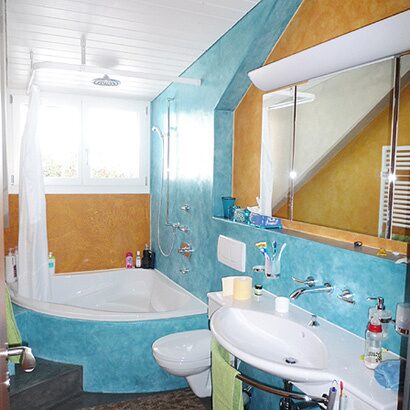 Blau-orangefarbenes Badezimmer mit Strukturputz