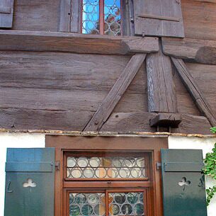 Fensterläden und Holzfassade renoviert