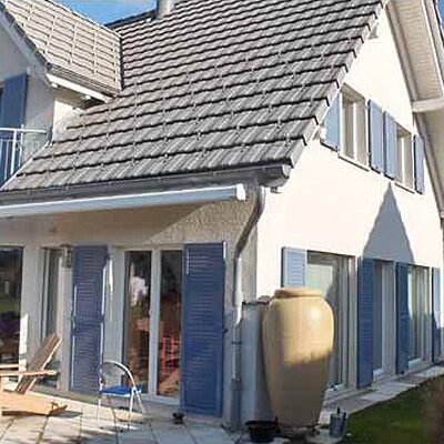 Frisch gestrichene Fassade mit blauen Fensterläden