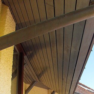 Dunkles Holz unter dem Vordach