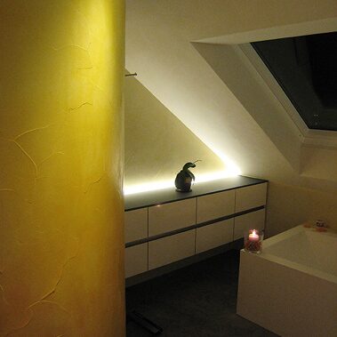 Gelbe Spachtelsäule im Bad