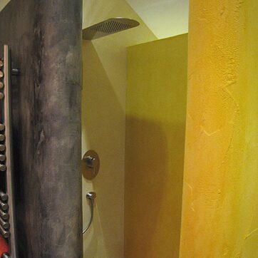 Dusche mit gelber und brauner Spachtelwand
